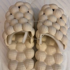 Unisex bubble slippers